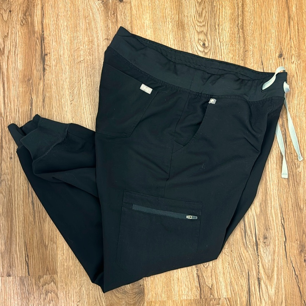 Black figs, scrub jogger bottoms